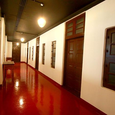 The Metro Pod - Backpackers A/C Dormitory Kochi Esterno foto