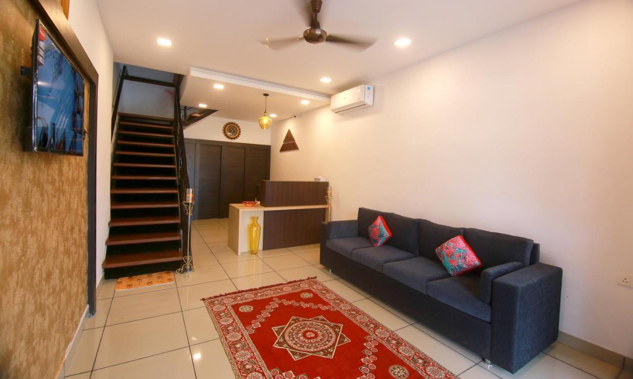 The Metro Pod - Backpackers A/C Dormitory Kochi Esterno foto