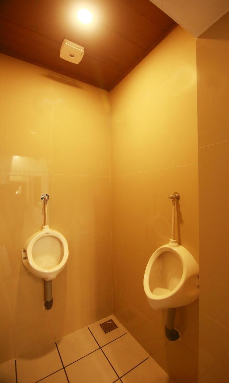 The Metro Pod - Backpackers A/C Dormitory Kochi Esterno foto