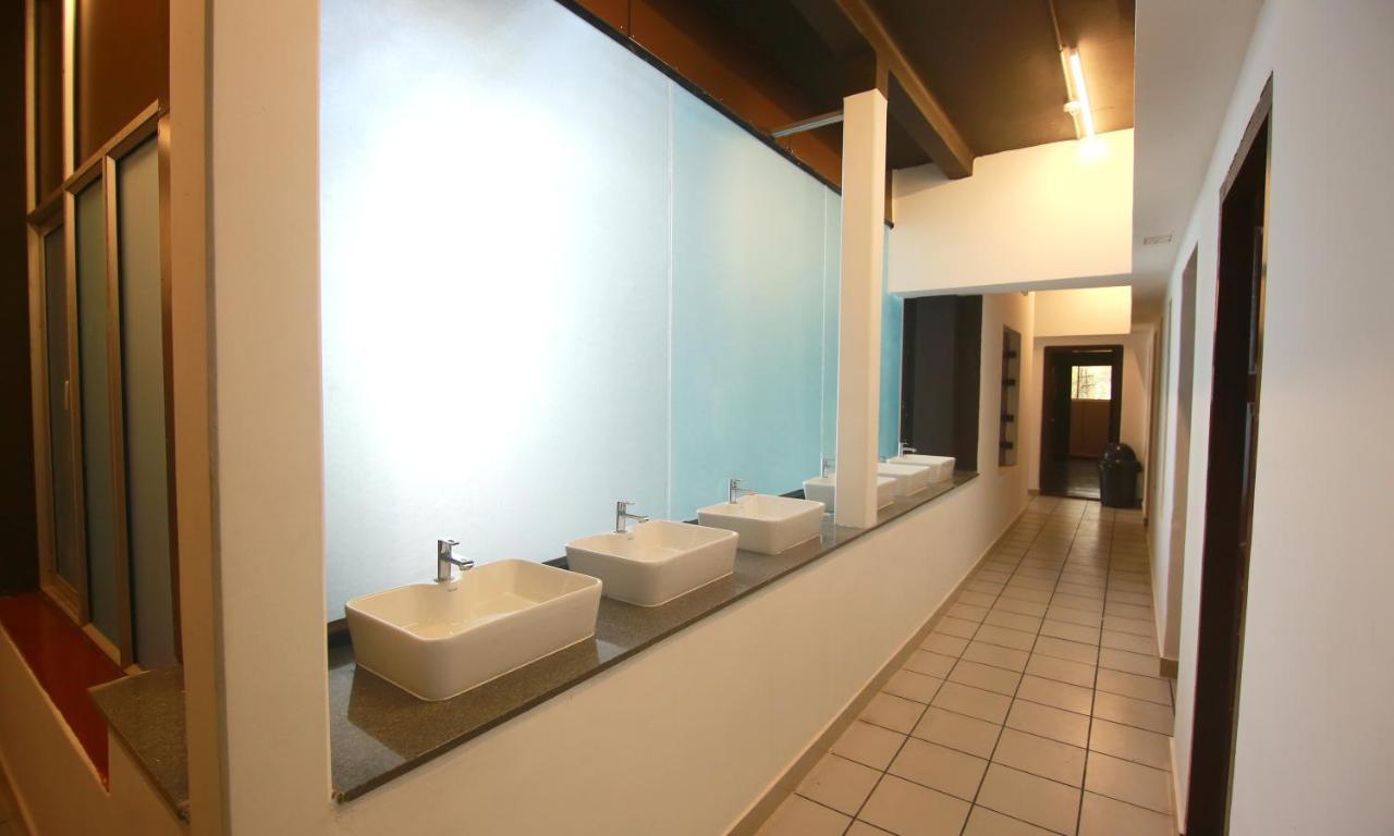 The Metro Pod - Backpackers A/C Dormitory Kochi Esterno foto