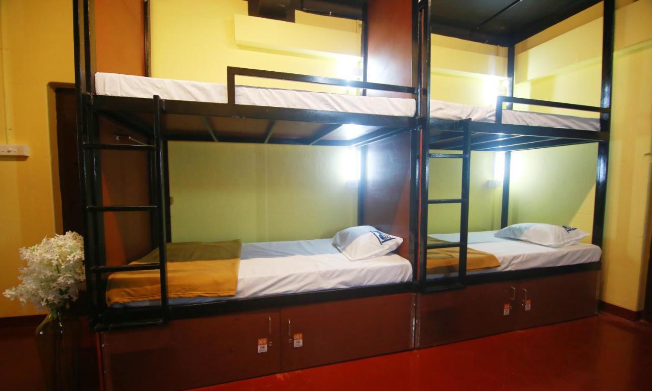 The Metro Pod - Backpackers A/C Dormitory Kochi Esterno foto