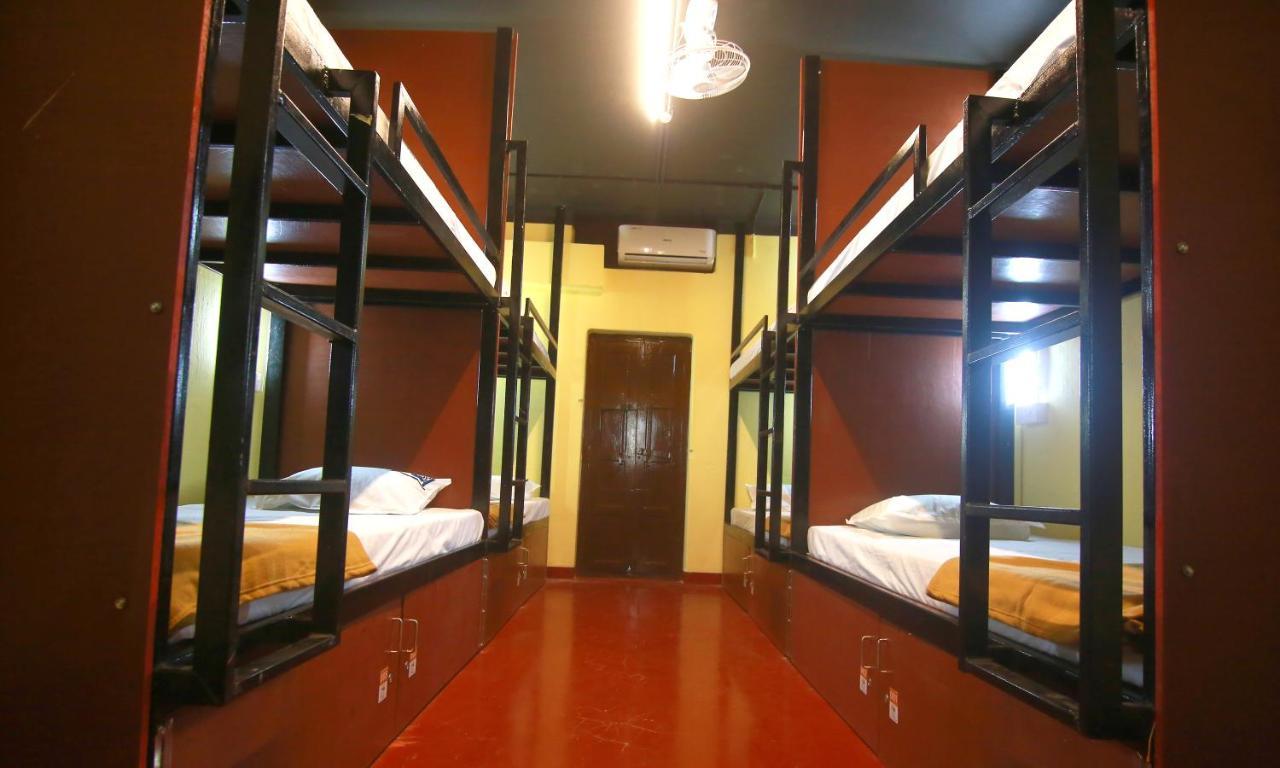 The Metro Pod - Backpackers A/C Dormitory Kochi Esterno foto
