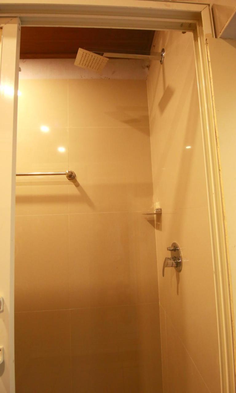 The Metro Pod - Backpackers A/C Dormitory Kochi Esterno foto