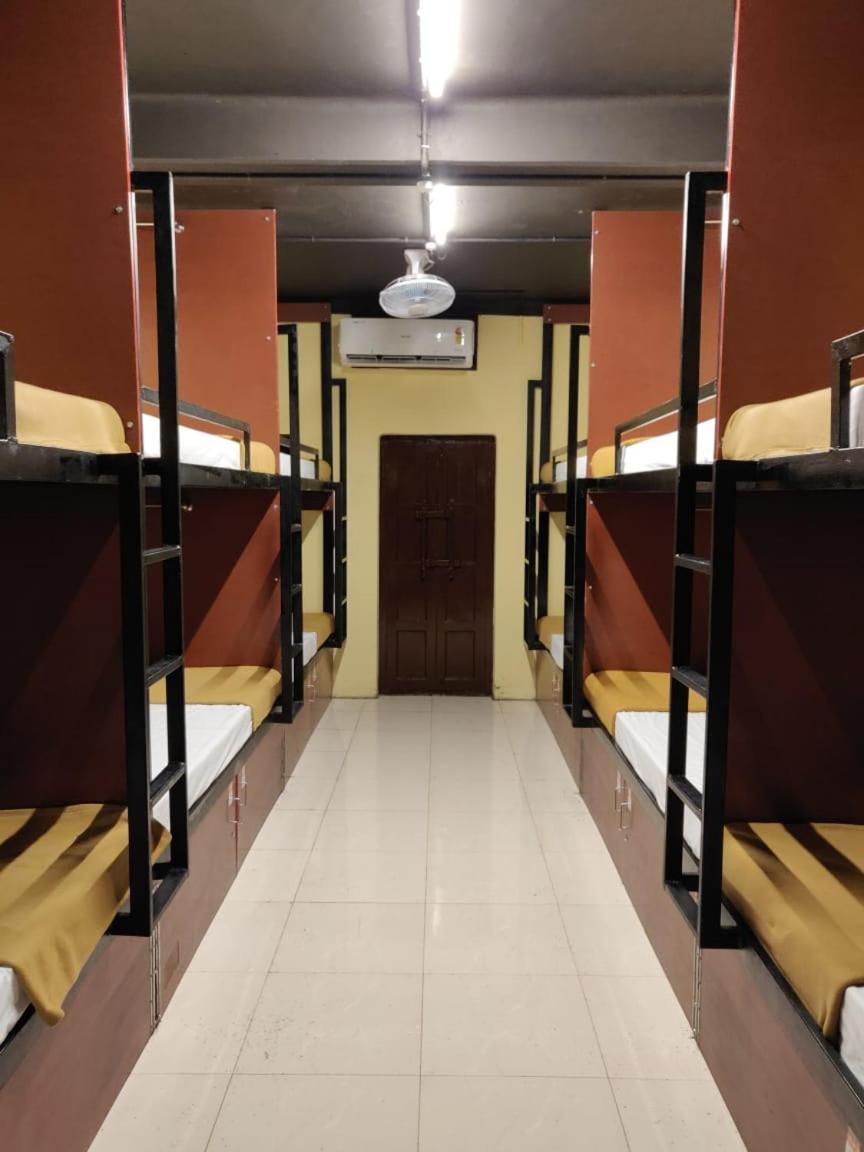 The Metro Pod - Backpackers A/C Dormitory Kochi Esterno foto