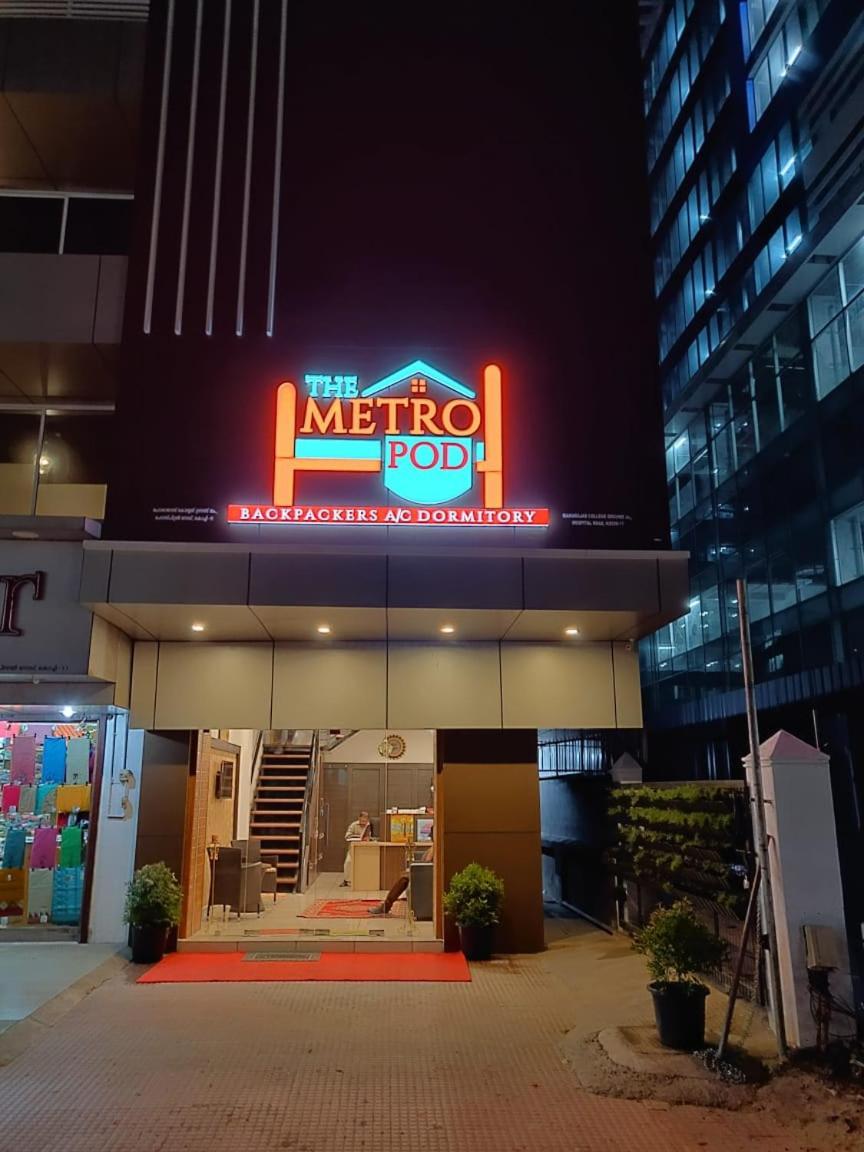 The Metro Pod - Backpackers A/C Dormitory Kochi Esterno foto