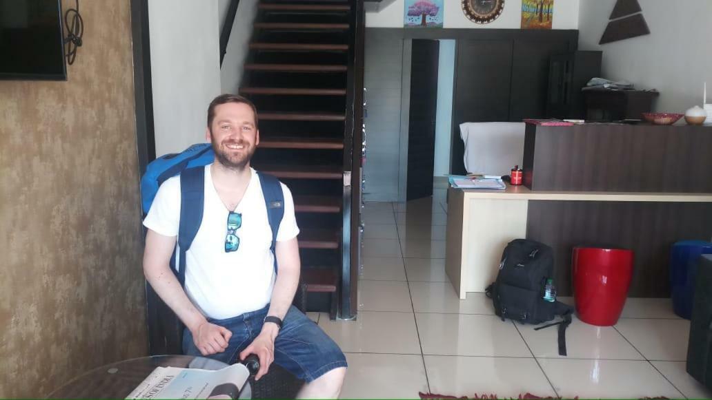 The Metro Pod - Backpackers A/C Dormitory Kochi Esterno foto