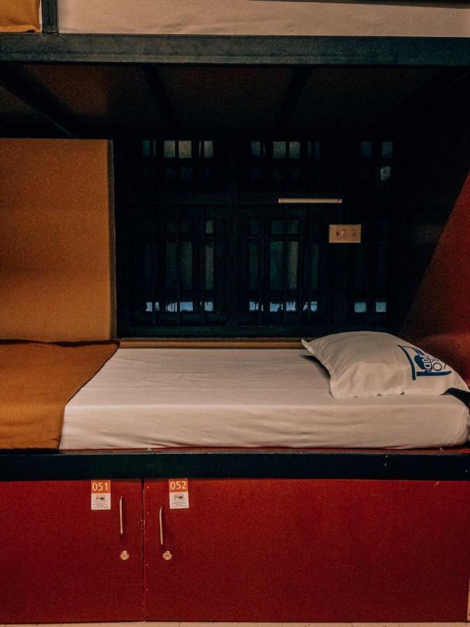 The Metro Pod - Backpackers A/C Dormitory Kochi Esterno foto