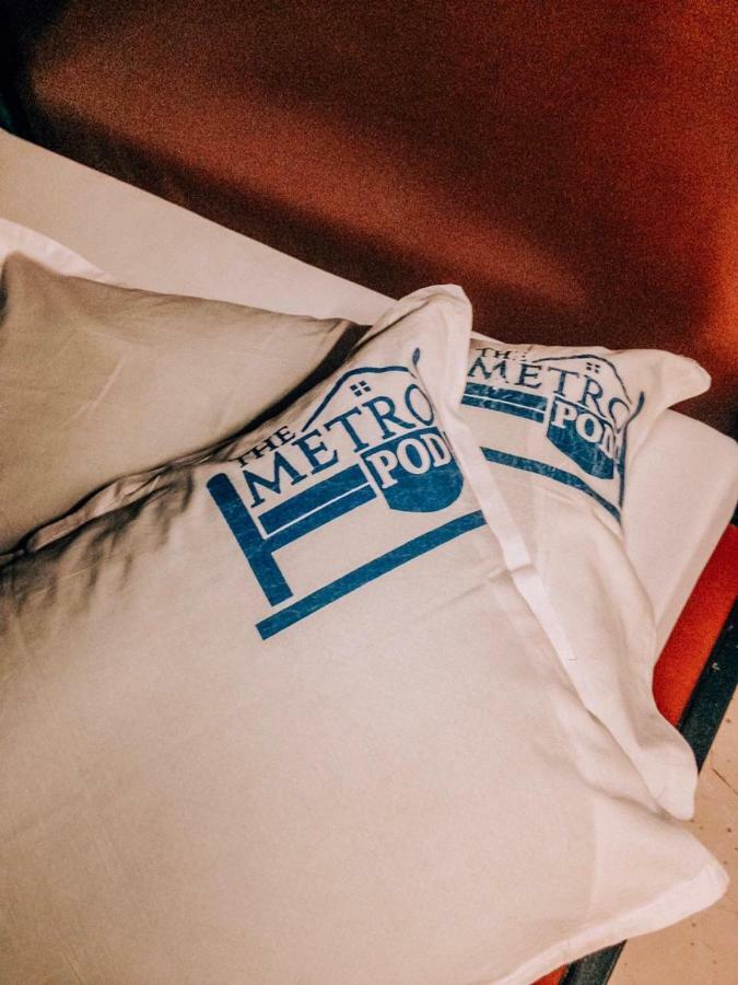 The Metro Pod - Backpackers A/C Dormitory Kochi Esterno foto