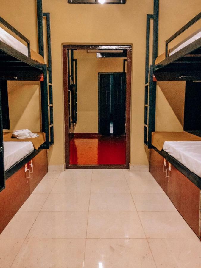 The Metro Pod - Backpackers A/C Dormitory Kochi Esterno foto
